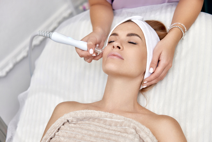 Dermaplaning Stuart FL removing dead skin and peach fuzz for smoother, brighter skin.